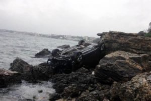 İndiği otomobili birka&ccedil; saniye sonra u&ccedil;uruma d&uuml;şt&uuml;