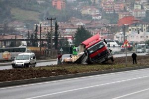 Dorsedeki y&uuml;k&uuml; kayan TIR yan yattı
