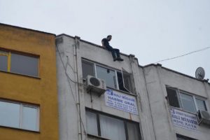 Bursa'da İntihara kalkıştığı &ccedil;atıda kendi g&ouml;r&uuml;nt&uuml;s&uuml;n&uuml; &ccedil;ekip paylaştı