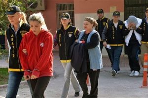 Annesinin sevgilisini &ouml;ld&uuml;ren &ccedil;ocuğa 'tahrik' indirimi