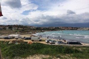 &Ccedil;iftlikten ka&ccedil;an balıklar kıyıda onlarla karşılaştı