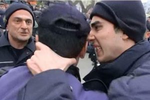 "Sık la sık" diyen polis g&ouml;revden uzaklaştırıldı