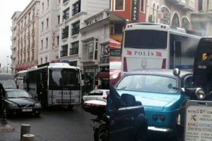 Gaz bombası polis otob&uuml;s&uuml;n&uuml;n i&ccedil;inde patladı