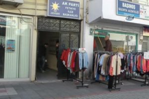 AK Parti binası &ouml;n&uuml;nde patlama