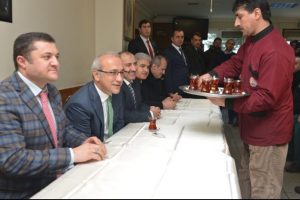 Bakan taksicilerle &ccedil;ay i&ccedil;ti, dertlerini dinledi