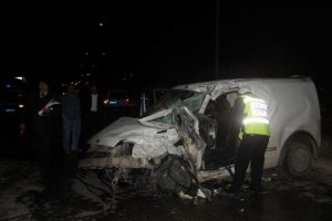 TIR hurdaya &ccedil;evirdi: 1 &ouml;l&uuml;, 5 yaralı