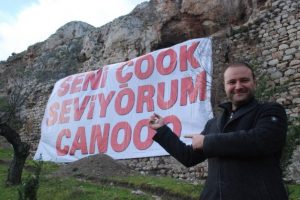 Kaleye astığı pankartla evlenme teklif etti