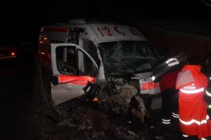Ambulans kaza yaptı: 4 yaralı