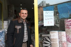 Aynı adresin sorulmasından sıkılan esnaf...