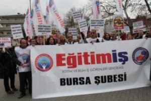 Bursalı &ouml;ğretmenlerden 'hukuksuz n&ouml;bet' protestosu