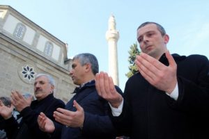 &Ouml;zgecan ve 3 ABD'li M&uuml;sl&uuml;man i&ccedil;in cenaze namazı kıldılar