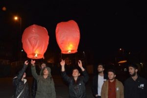 &Ouml;zgecan i&ccedil;in mum yakıp dilek balonu u&ccedil;urdular