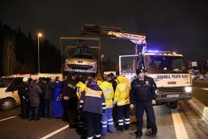 Durdurulan otomobilin altından ceset &ccedil;ıktı