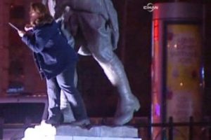 &Ouml;zgecan i&ccedil;in elinde bı&ccedil;akla zafer anıtına &ccedil;ıktı