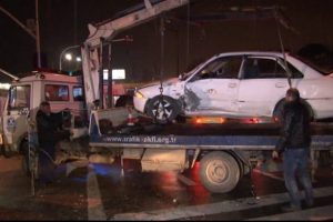 Yolcu otob&uuml;s&uuml; otomobille &ccedil;arpıştı : 3 yaralı
