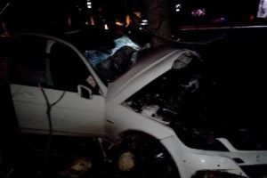 Otomobil ağaca &ccedil;arptı! 1 kişi hayatını kaybetti