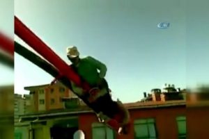 Yok artık ! Vince asılarak 6. kata &ccedil;ıktı