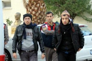 Kayalıklarda saklanan 33 Suriyeli ka&ccedil;ak yakalandı