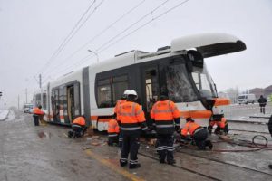 İş&ccedil;i minib&uuml;s&uuml;, tramvaya &ccedil;arptı!