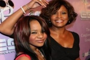 Whitney Houston'un kızı i&ccedil;in umutlar t&uuml;kendi...