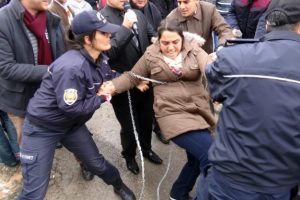 &Ouml;zgecan cinayetine zincirli protesto