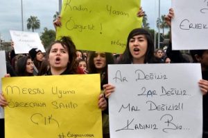 'Ar değiliz, zar değiliz, mal değiliz! Kadınız biz!'