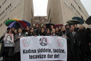 Bursa'da avukatlar yağmur altında &Ouml;zgecan i&ccedil;in eylemdeydi