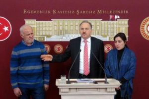 &Ouml;len kameramanın eşi ve babası Meclis'te ağladı