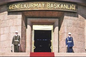 Genelkurmay'dan a&ccedil;ıklama, '&Uuml;st&uuml;nde kadın kıyafeti olan 15 kişi...'