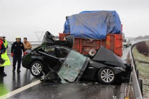 Kaza yapan araca yardım i&ccedil;in durdu: 2 &ouml;l&uuml;, 1 yaralı