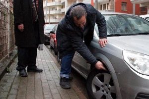 20'ye yakın aracın lastikleri kesilerek...