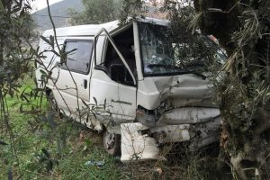 Yoldan &ccedil;ıkan ara&ccedil; zeytinliğe u&ccedil;tu!