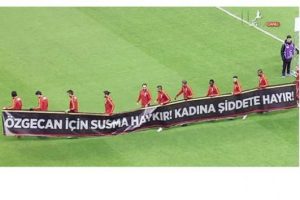 Galatasaray sahaya &Ouml;zgecan pankartıyla &ccedil;ıktı
