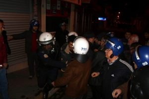Polise taş ve şişelerle saldırdılar