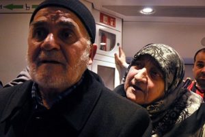 Yaşlı &ccedil;ift istasyonda inmeyi unutunca makinist...