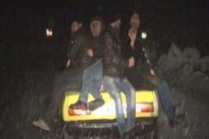 Otomobilin bagajında giden 4 kişiden tehlikeli selfie