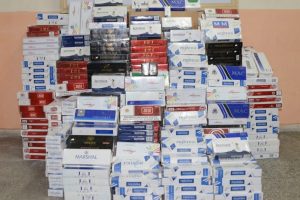 Saman y&uuml;kl&uuml; TIR'dan ka&ccedil;ak sigara &ccedil;ıktı