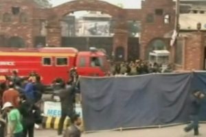 Polis merkezi &ouml;n&uuml;nde intihar saldırısı: 4 &ouml;l&uuml;