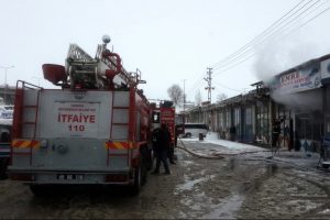 Tamir at&ouml;lyesinde yangın: 1'i ağır 2 yaralı