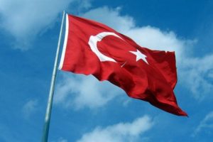 T&uuml;rk bayrağına &ccedil;irkin saldırı