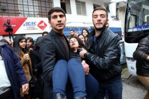 &Ouml;zgecan'ın &uuml;niversiteli arkadaşı taziyede baygınlık ge&ccedil;irdi
