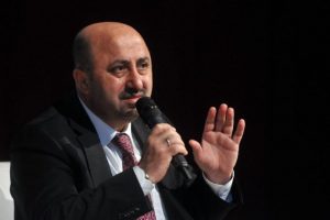 &Uuml;nl&uuml; ilahiyat&ccedil;ı o kelimeye ateş p&uuml;sk&uuml;rd&uuml;
