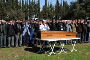 Otomobille denize u&ccedil;an aile defnedildi...