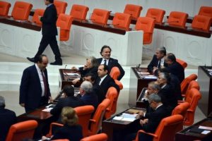 TBMM &Ouml;zgecan Aslan i&ccedil;in siyaha b&uuml;r&uuml;nd&uuml;