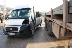 Tır &ouml;ğrenci servisine &ccedil;arptı:1 &ouml;l&uuml;