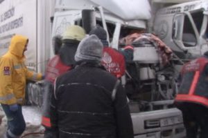 Kapanan yol TEM'deki kazaya m&uuml;dahaleyi geciktirdi