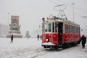 İstaanbul'da kar etkisini s&uuml;rd&uuml;r&uuml;yor