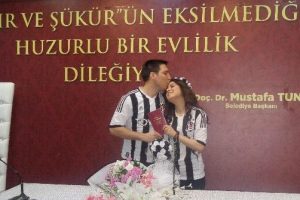 Beşiktaş aşkı nikah masasına yansıdı