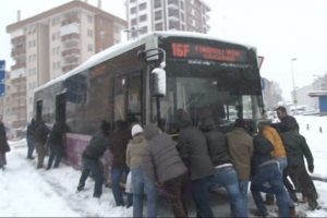 Vatandaşlar yolda kalan otob&uuml;s&uuml; itti