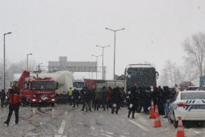 TEM'de art arda kazalar: 48 yaralı